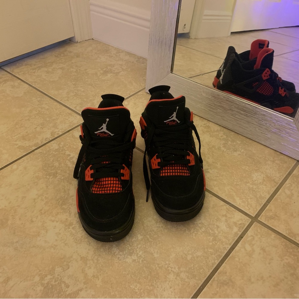 Jordan 4’s red thunders size 4 youth
